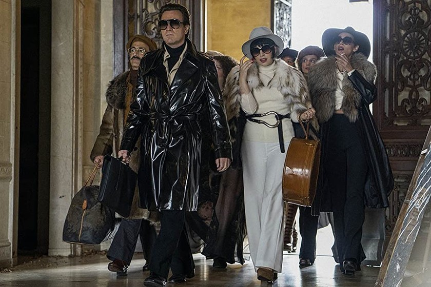 Der exzentrische Modeschöpfer umgab sich mit vielen Freunden. Seine Entourage scheuchte er nach Lust und Laune umher. 