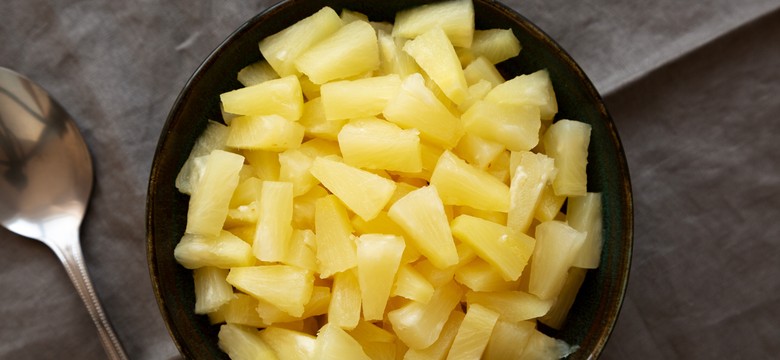 Seniorzy powinni jeść codziennie. Ten owoc wzmacnia stawy, serce i skórę