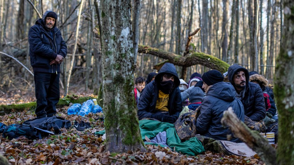 Jedna z rodzin wspartych przez aktywistów z Grupy Granica. Las nieopodal Narewki przy polsko-białoruskiej granicy, 9 listopada 2021 r.