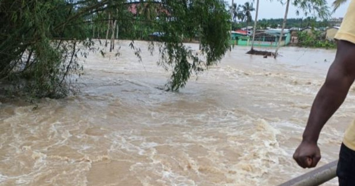 Prison officer washed away by floodwater while rescuing flood victims - Vimarsana News
