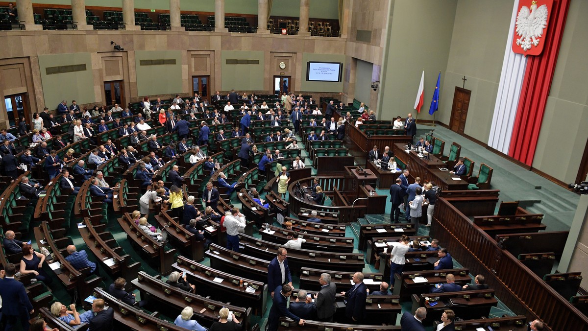 Sejm wybrał dziś skład komisji śledczej ds. VAT. Członkami komisji zostali posłowie m.in. Marcin Horała i Andrzej Matusiewicz (PiS), Zbigniew Konwiński (PO), Marek Jakubiak (Kukiz'15) i Genowefa Tokarska (PSL-UED).