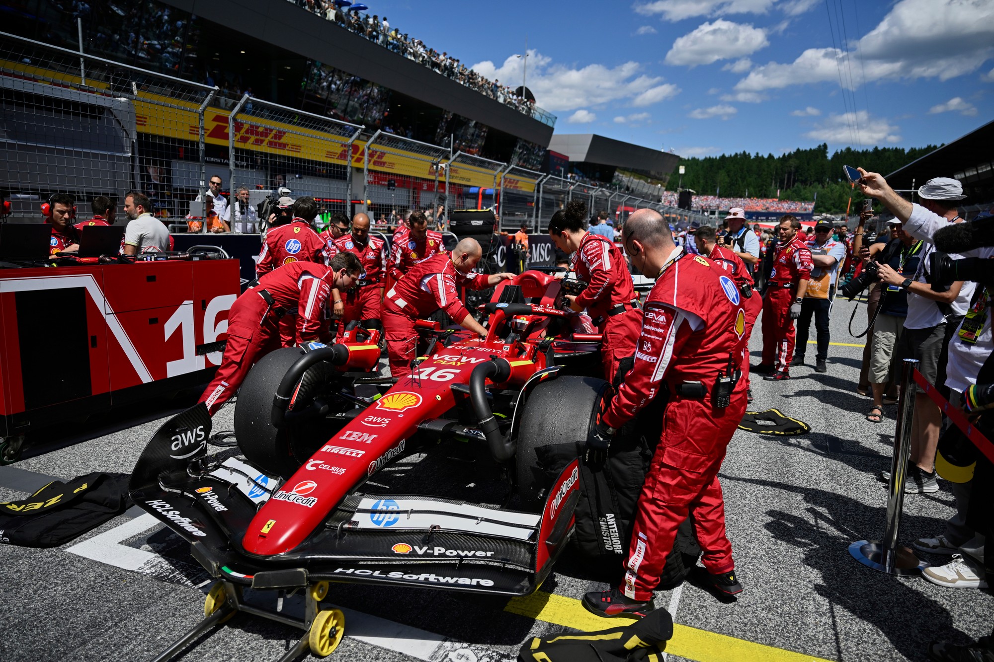 Veľká cena Rakúska 2025: Monacký jazdec Charles Leclerc (Ferrari).