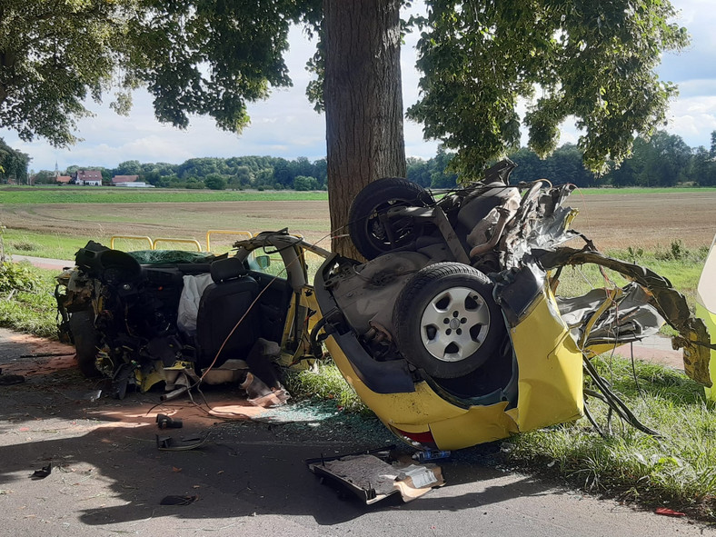 Śmiertelny wypadek pod Świebodzinem. Audi złożyło się jak resorak