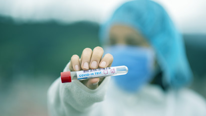 Ezt mondja egy háziorvos: nagyon veszélyes lehet, ha valaki egyszerre kapja el az influenzát és a koronavírust 