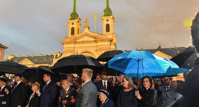 Niezwykły moment na obchodach w Warszawie. Reporterzy aż skierowali aparaty w górę. Niebo dało znak?