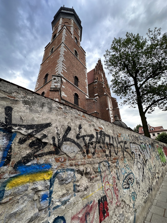 Graffiti pokrywające mury Bazyliki Bożego Ciała w katolickiej części krakowskiego Kazimierza