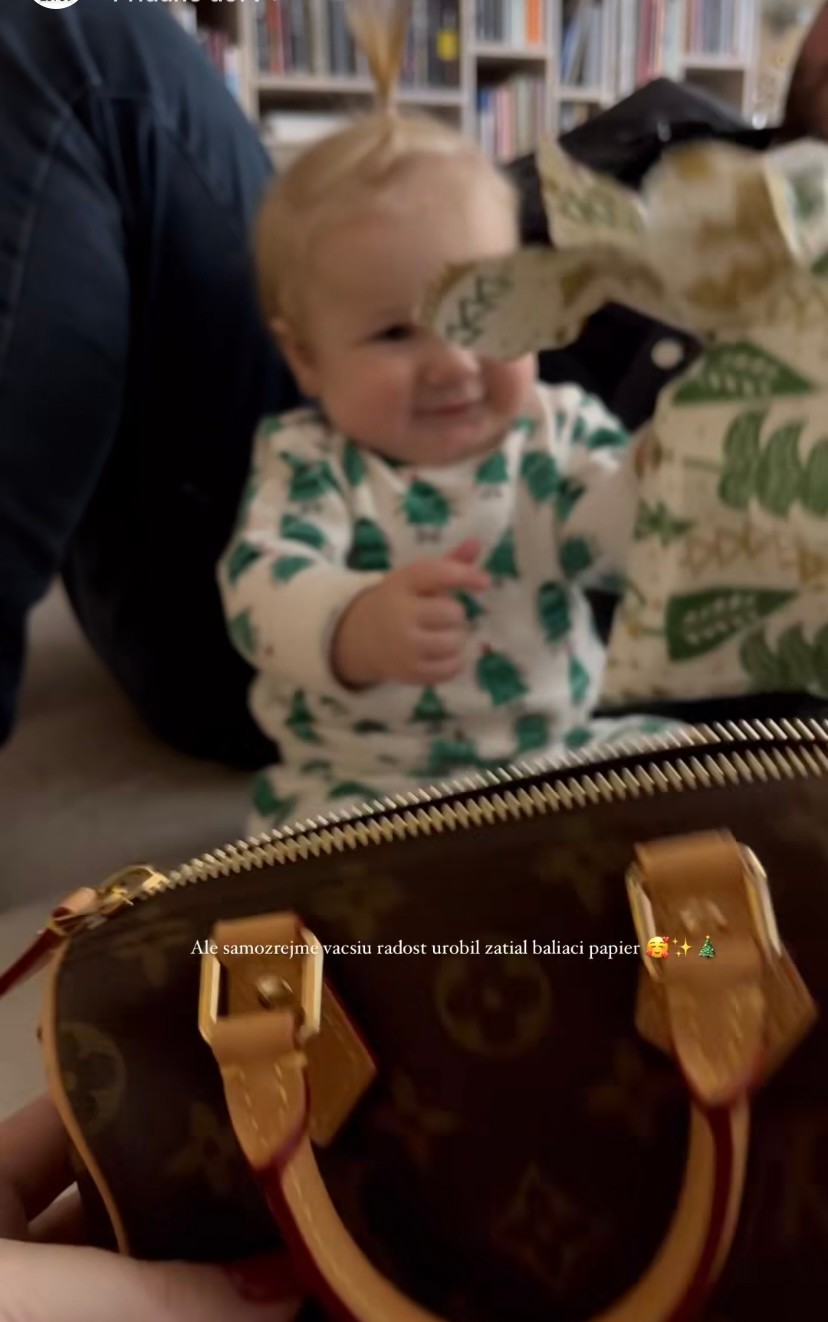 Ninka dostala od krstných luxusnú kabelku.