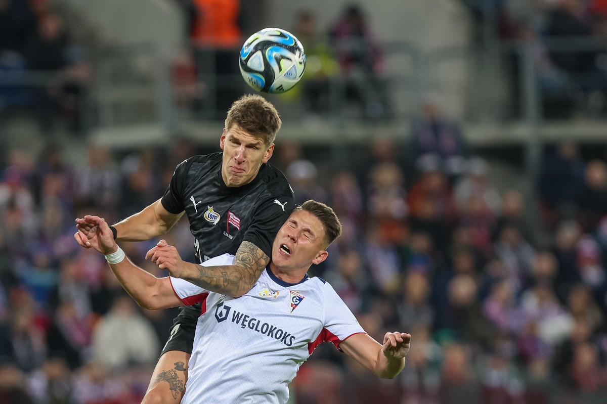 Zawodnik Górnika Zabrze Michal Siplak (P) i Mateusz Bochnak (L) z Cracovii podczas meczu piłkarskiej Ekstraklasy