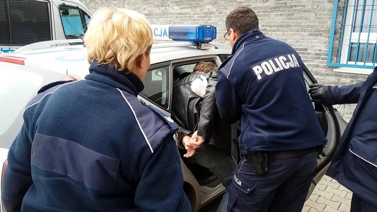 Na prywatnej posesji policjanci znaleźli metaamfetaminę, przyrządy do wytwarzania narkotyków, broń i amunicję. Polak i Czech w sumie usłyszeli 14 zarzutów.