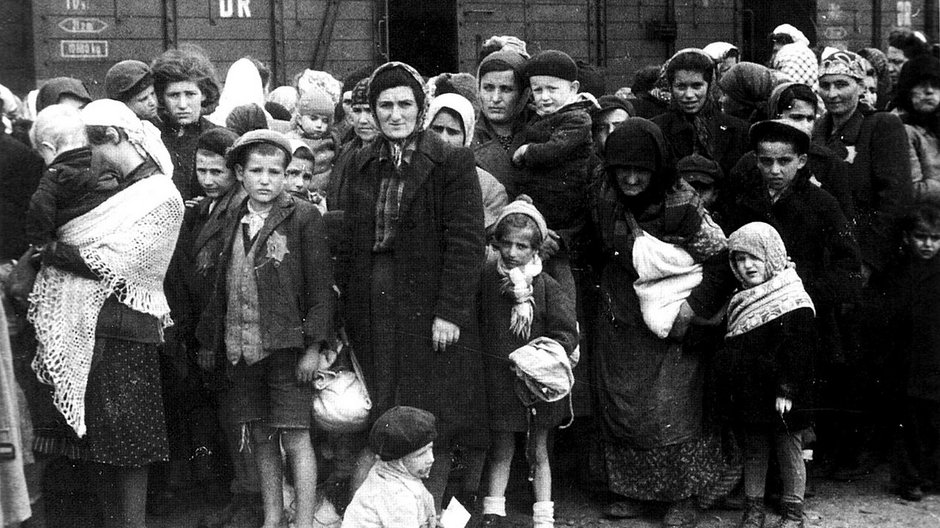 Transport węgierskich Żydów tuż po przybyciu do Auschwitz-Birkenau. Maj 1944 roku.