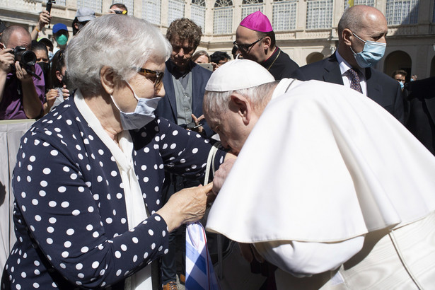 Papież Franciszek całuje numer obozowy na ręce Lidii Maksymowicz