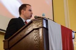 Polski rząd bezwzględny wobec cyfrowych korporacji. Dociśnie CDA i Wykop, nie tknie YouTube'a [OPINIA]