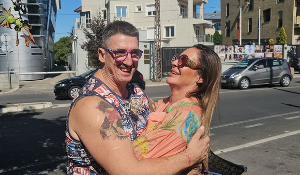 Milena Kačavenda i Kristijan Golubović ispred zgrade Pinka