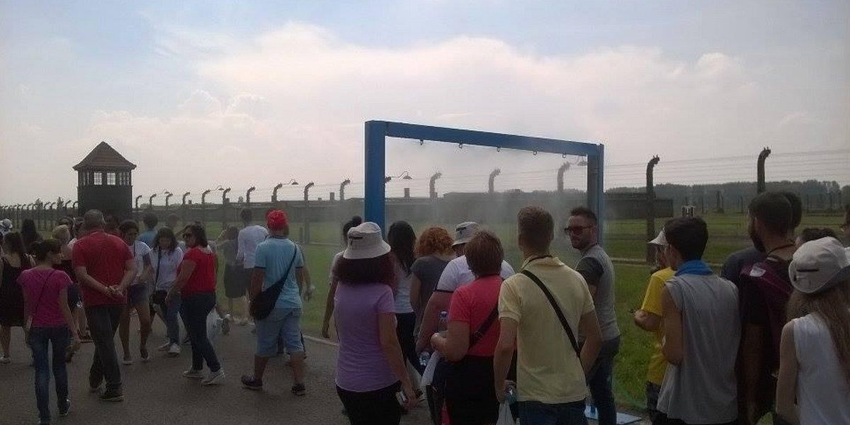 Turyści oburzeni. Kurtyny wodne znowu w muzeum Auschwitz!