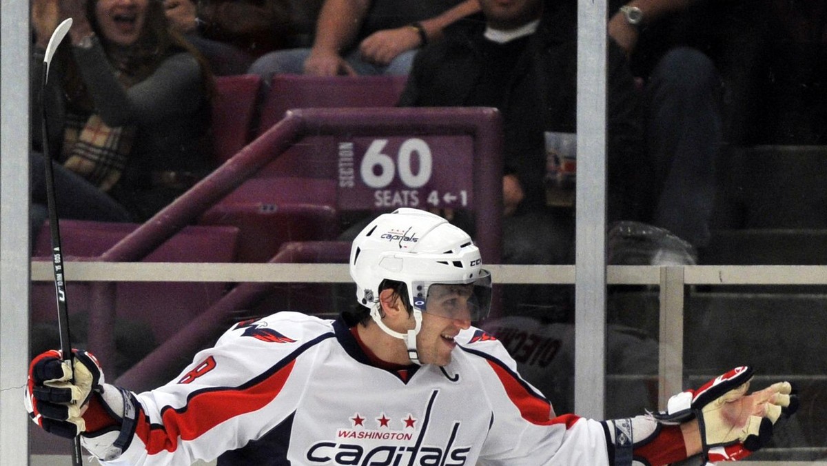 Sfrustrowany Aleksander Owieczkin nie mógł znieść myśli o kolejnej przegranej swojego zespołu. Washington Capitals przegrali w bardzo kiepskim stylu 0:7 z New York Rangers, a rosyjski gwiazdor stoczył drugą w karierze walkę na pięści.