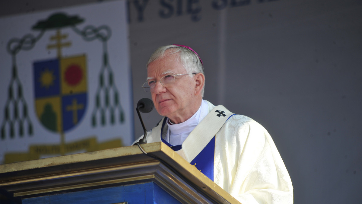 Rada Miasta Lublin nie uchwaliła stanowiska ws. "potępienia wypowiedzi i zachowań nawołujących do przemocy wobec osoby abp. Marka Jędraszewskiego". Koalicja rządząca zmieniła projekt dodając tam odniesienia do <a rel="nofollow" href="http://m.in" id="23f86777-b621-4e1b-8982-eaf106e409c5">m.in</a>. zorganizowanego hejtu w Ministerstwie Sprawiedliwości oraz agresywnej propagandy w mediach publicznych. Po tych zmianach radny PiS wycofał swoje stanowisko.