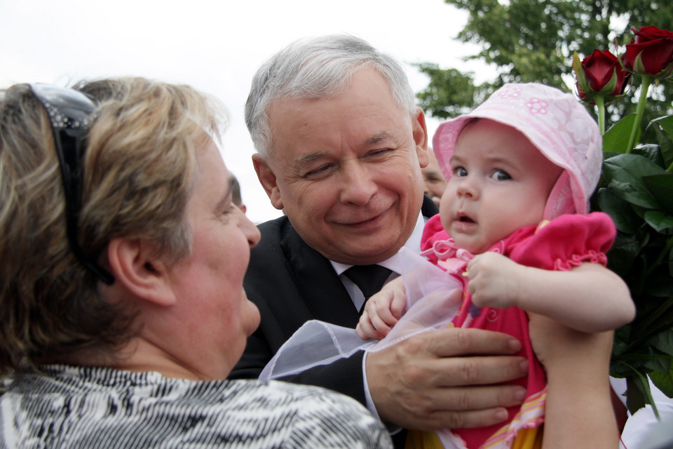 Na czas kampanii prezydenckiej Jarosław Kaczyński zrezygnował z ostrego tonu swoich wypowiedzi i złagodził swój wizerunek