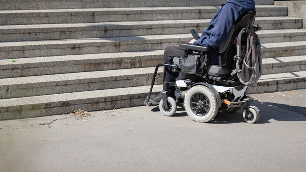 Platforma Obywatelska zaprosiła osoby z niepełnosprawnością do swojej siedziby. Budynek nie jest dla nich przystosowany