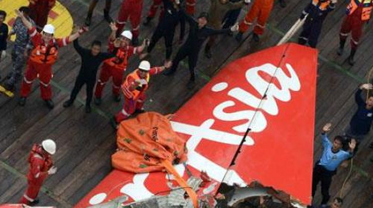 Nem keresik tovább az AirAsia áldozatainak holttesteit