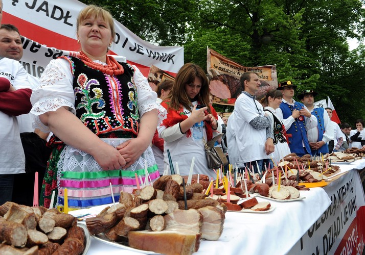 Protest producentów wędzonych wędlin przed Sejmem
