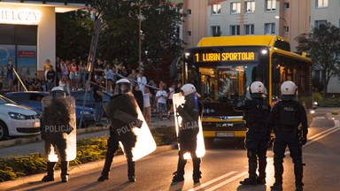 Protest przed komendą w Lubinie po śmierci młodego mężczyzny. Zatrzymano 40 osób