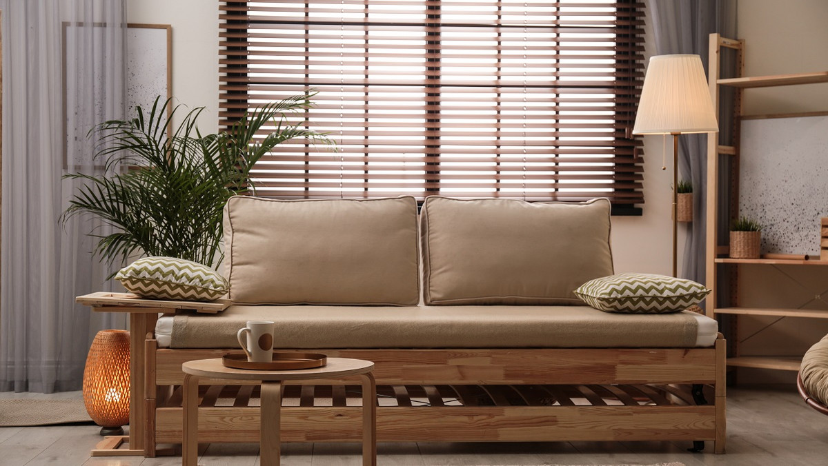 Eleganckie drewniane okna — jakie rolety będą do nich pasowały?