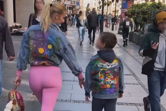 MILICA DABOVIĆ ŠETA KNEZ MIHAJLOVOM U PREUSKIM ROZE HELANKAMA Drži sina Stefana za ruku i ne krije koliko je srećna: Privukla veliku pažnju u centru Beograda