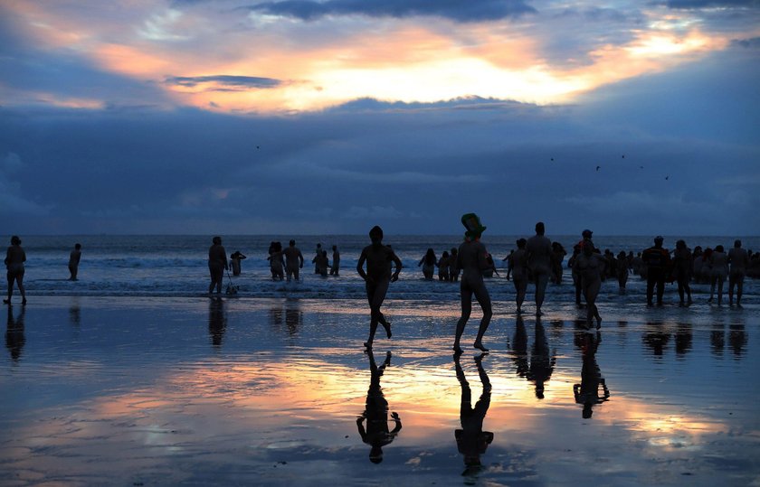 Setki golasów na plaży w Anglii. Tak świętowali równonoc jesienną 2018