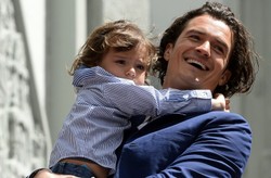Orlando Bloom z synkiem odsłonił gwiazdę w Alei Sław [ZDJĘCIA]