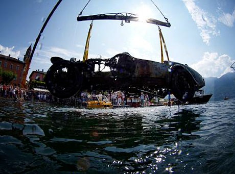 O tym, że wrak wyciągnięto na powierzchnię zdecydowała tragedia - chłopak należący do tegoż klubu został zamordowany przez trzech młodych napastników. Po tych strasznych wydarzeniach powstała fundacja zajmująca się problemem przemocy wobec nieletnich. Wyciągnięte z głębin Bugatti ma być sprzedane na aukcji a pieniądze
trafią na konto
wspomnianej fundacji. Spodziewana cena może sięgnąć nawet 90 tys. funtów (ponad 400 tys. zł).