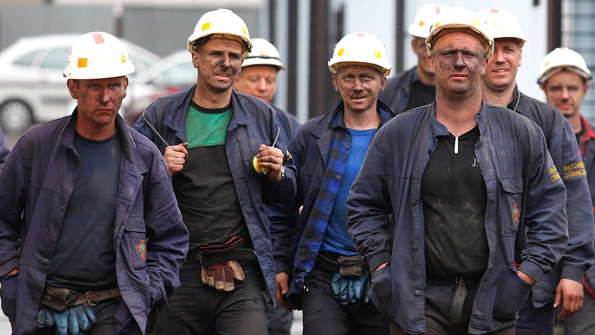 W kopalni Zofiówka udało się wykonać stumetrowy odwiert w miejsce, w którym powinni być trzej górnicy poszukiwani od sobotniego wstrząsu w tej kopalni. Ratownicy opuszczają przez otwór pakiet żywnościowy i telefon – podała Jastrzębska Spółka Węglowa.