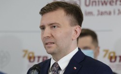 Cena benzyny 5.40 zł za PO to więcej niż 5.80 zł za PiS? Schreiber broni Kaczyńskiego