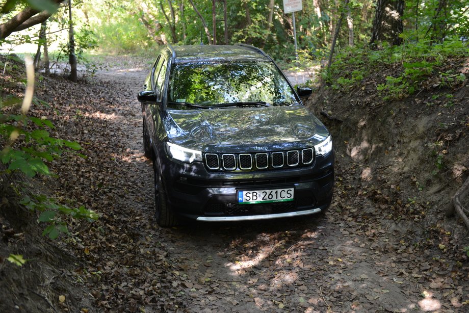 Jeep Compass 4xe to nie jest auto do jazdy w bardzo trudnym terenie, ale ponad 20-centymetrowy prześwit pozwala bez obaw wjeżdżać na polne drogi. Nawet te bardzo nierówne.