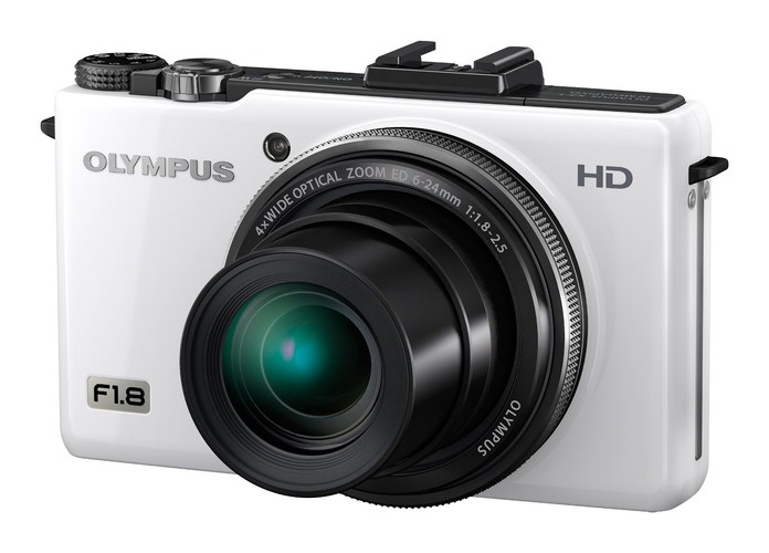 <b>Olympus XZ-1</b>
<br><br>
Bardzo dobry aparat kompaktowy z 10-megapikselową matrycą oraz optyką Zuiko 28-112 mm, f/1.8-2.5. Spodoba się osobom, które z jednej strony nie uznają zdjęć ze smartfona, a z drugiej strony nie planują założenia profilu 