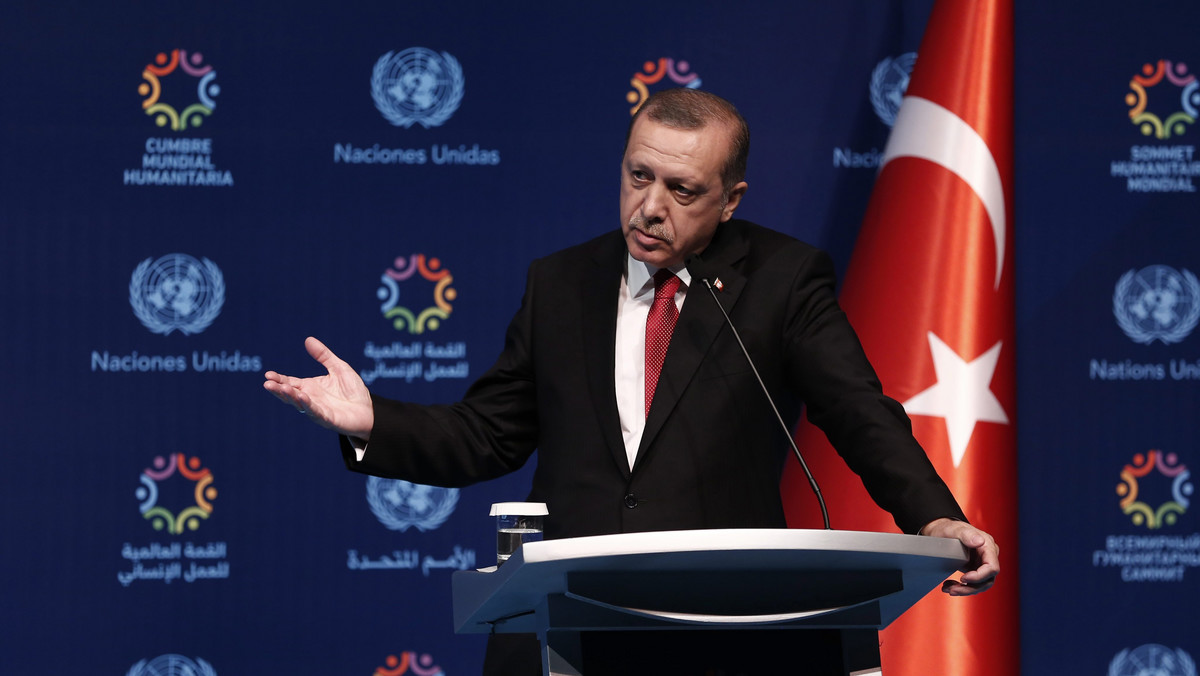 Turcja nie podejmie dalszych kroków zmierzających do wdrożenia umowy z UE o odsyłaniu migrantów do Turcji, dopóki nie będzie postępu w sprawie likwidacji reżimu wizowego dla tureckich obywateli - ostrzegł dzisiaj turecki prezydent Recep Tayyip Erdogan.