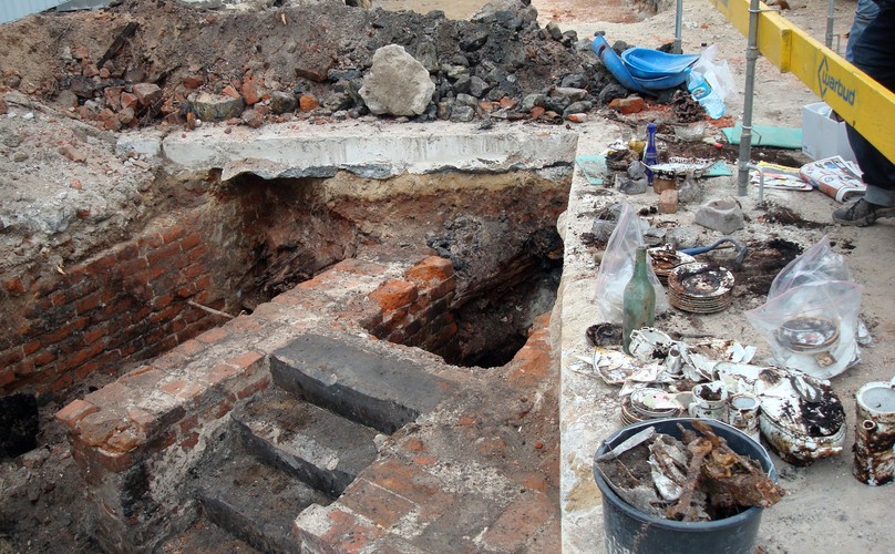 'SKARBY' WYKOPANE PRZY UL. WIEJSKIEJ, OBOK SEJMU