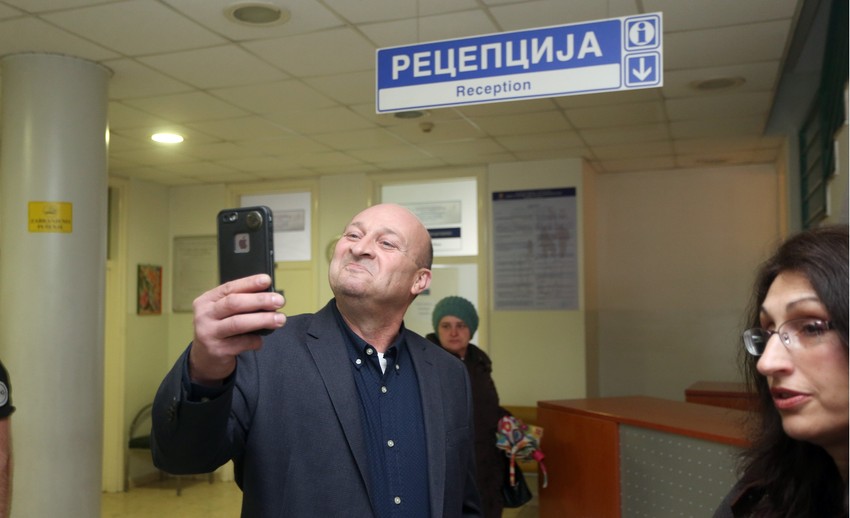 Mihajlo i Svetlana Blagojević snimaju okupljene novinare