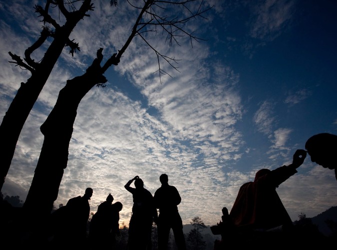 Spotkanie nad rzeką Salinadi w czasie obchodów święta Madhav Narayan w Sankhu, starożytnej wiosce niedaleko Katmandu