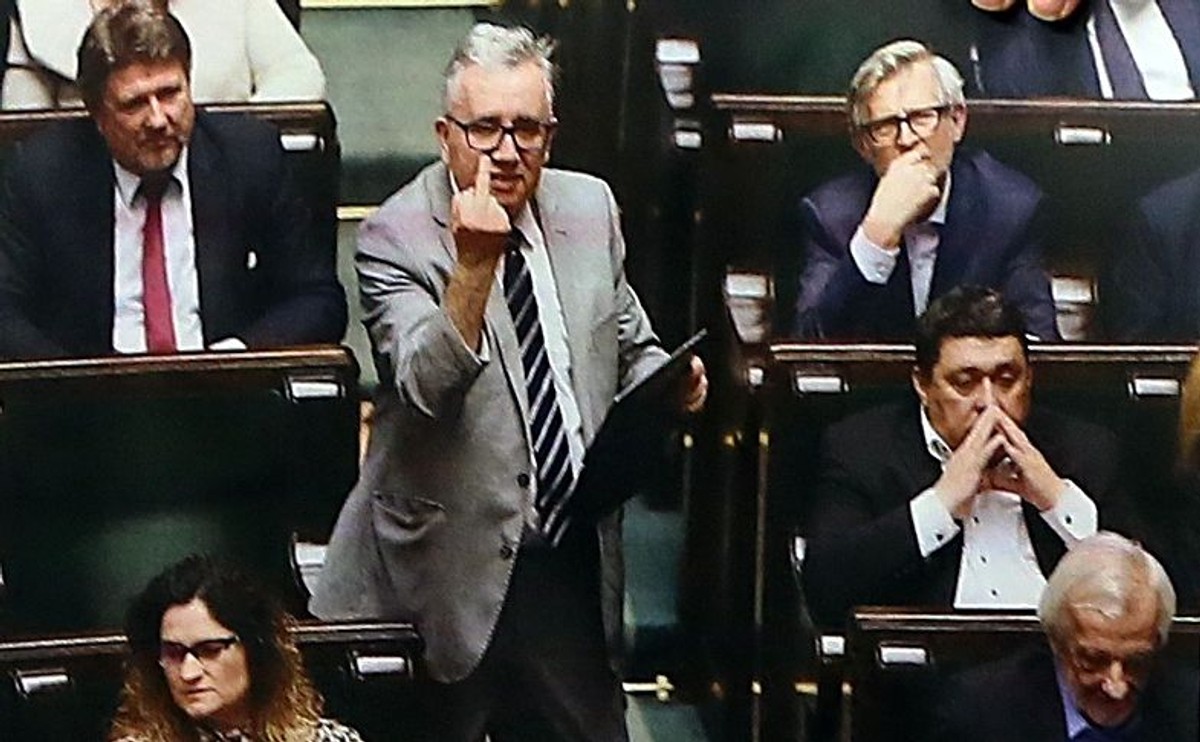 Posłanka PO Monika Wielichowska zaprezentowała z mównicy sejmowej zdjęcie z nocnej debaty, na którym poseł PiS Piotr Pyzik pokazuje obraźliwy gest w stronę opozycji.
