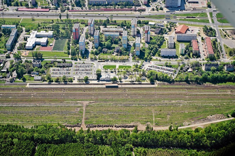 Łódź z lotu ptaka: . Widok na dworzec kolejowy Łódź Widzew

Po tym jak przemysł włókienniczy podupadł i większość produkcji została przeniesiona do Chin, inne gałęzie przemysłu zaczęły się rozwijać, m.in. produkcja sprzętu AGD. W Łodzi zainwestowali m.in. Merloni Indesit i Bosch/Siemens.