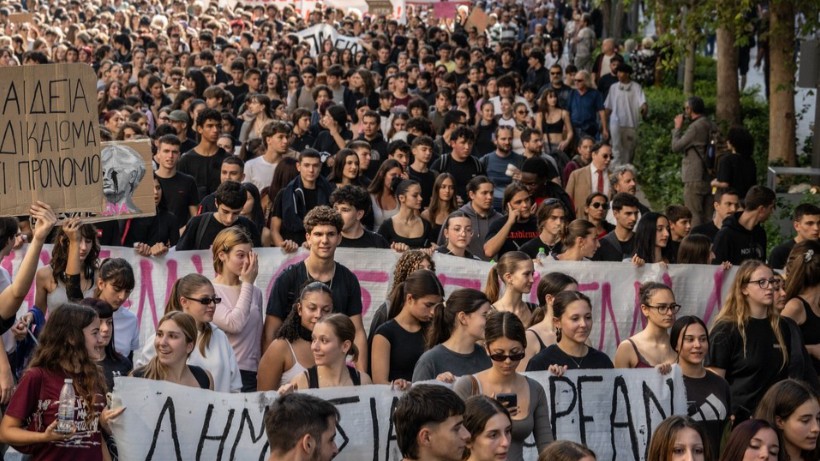 Peste 10.000 de elevi, studenți și funcționari au ieșit pe străzile din Grecia împotriva scumpirilor pe modelul din Franța