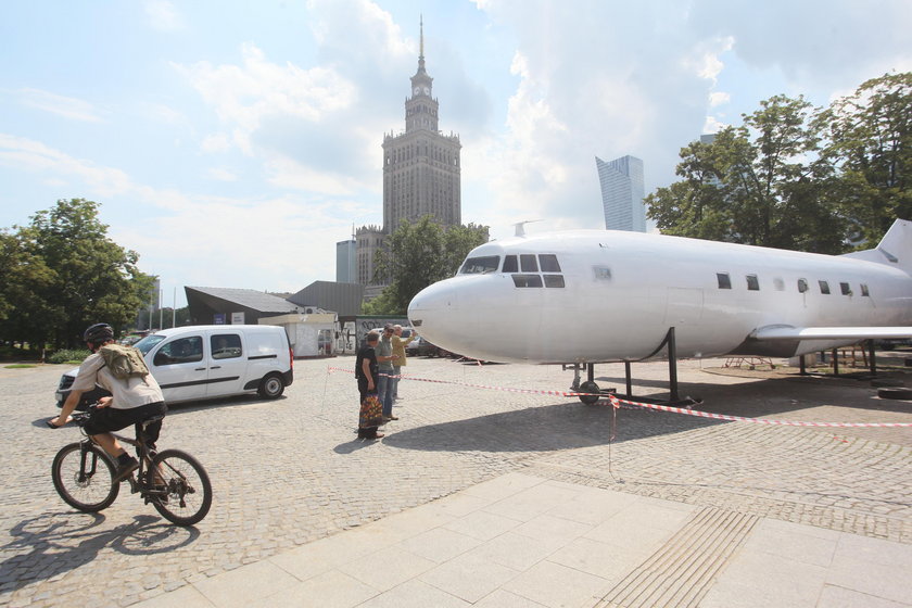 Samolot stanął przed Pałacem Kultury i Nauki