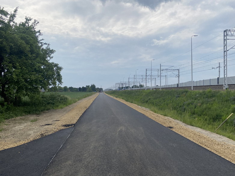 Nowa droga wzdłuż linii kolejowej w Zabrzegu i Ligocie - 6.06.2022 - autor: mp / czecho.pl; roba25