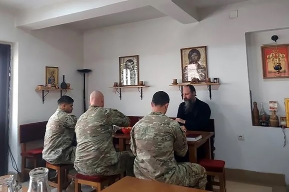 DVA AMERIČKA VOJNIKA IZ BONDSTILA PREŠLA U PRAVOSLAVLJE NA VELIKU SUBOTU U manastiru Draganac na Kosovu i Metohiji dobili imena Sava i Simeon, krstio ih vladika Ilarion