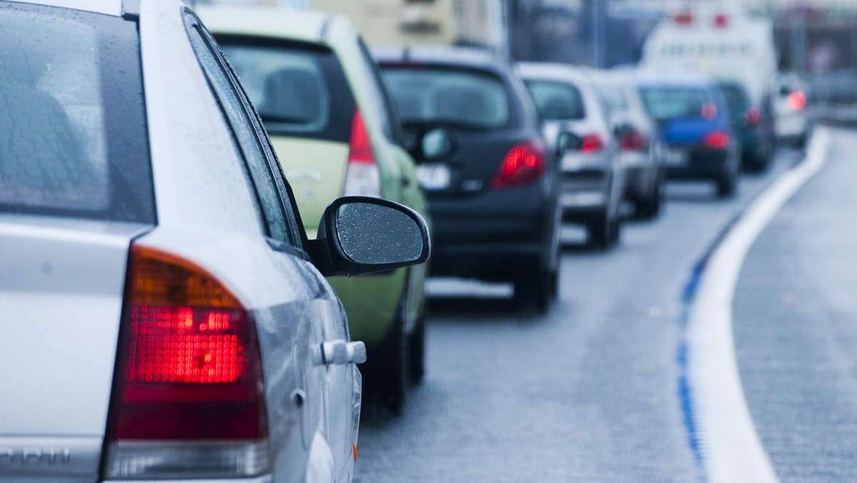 Wypadek na zjeździe z autostrady A4 na ulicę Murckowską w Katowicach. Samochód osobowy zderzył się z ciężarówką. Kolizja była niezgroźna, ale zablokowany jest pas zjazdowy z autostrady i wjazdowy z miasta – informuje "Dziennik Zachodni".