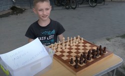 8-latek z Buczy gra w szachy na pieniądze. Wygraną przekazuje wojsku