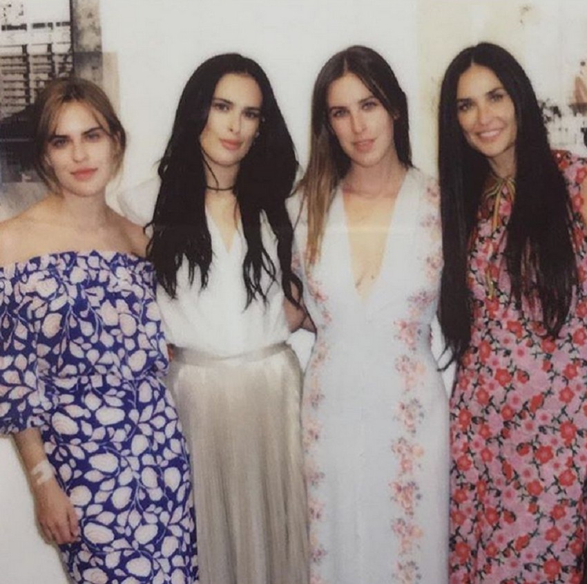 Demi Mur sa ćerkama