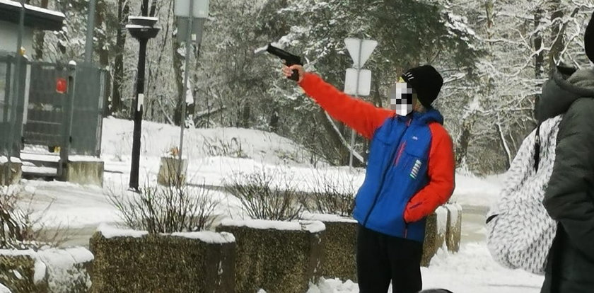 Groza w Ząbkach! Młody chłopak z bronią przed szkołą. Dzieci i rodzice przerażeni