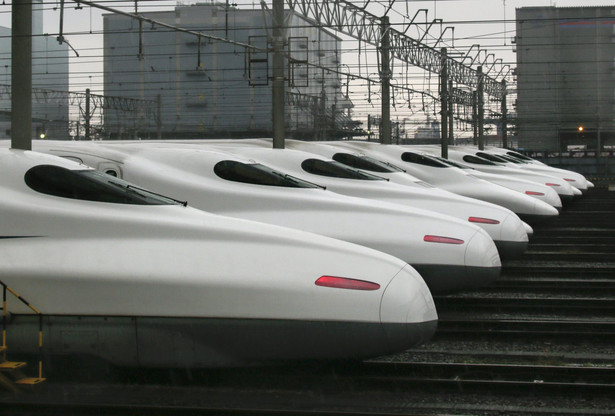 Japonia jest pionierem w wykorzystaniu linii kolejowych dużych prędkości. Pierwsza torpeda na linii Tokio - Osaka jeździła już w 1964 roku. Kolej Shinkansen jest traktowana jako symbol japońskiego boomu gospodarczego po II wojnie światowej. fot. EPA / KIMIMASA MAYAMA Dostawca: PAP / EPA.