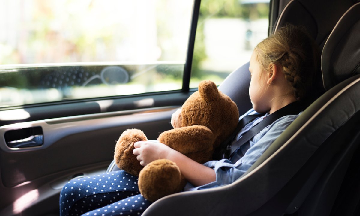 Jak długo dziecko musi jeździć w foteliku? Chodzi o wzrost, nie o wiek